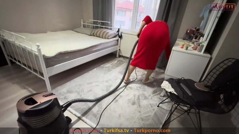 Fatma ile Her Telden ifşa Kırmızılar içerisinde oda süpürdü