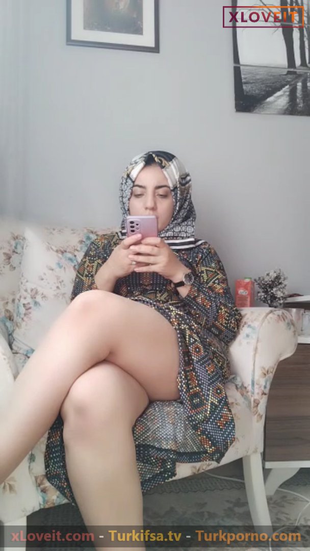 Türbanlı Öğretmen ifşa uzun elbisesiyle bacak dekoltesi verdi